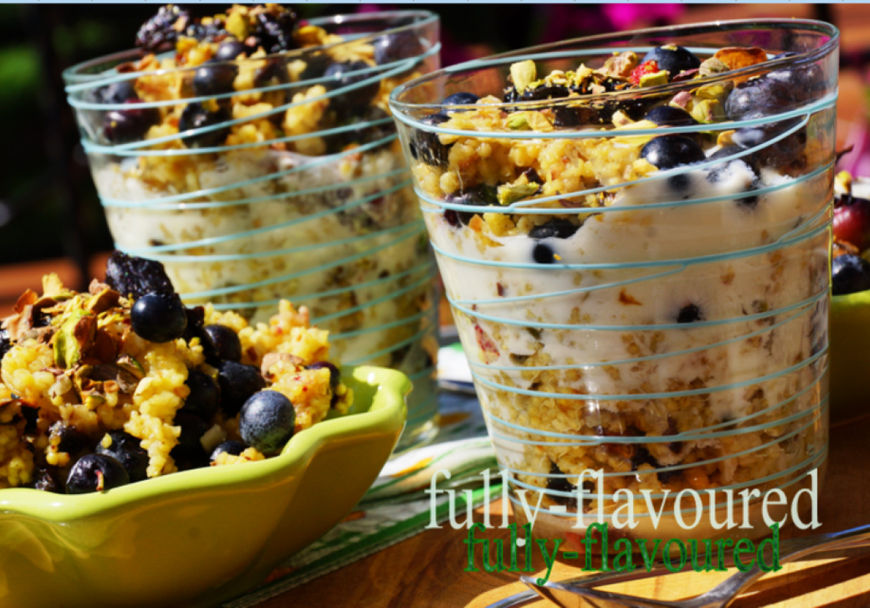 Pucharek zdrowia z kaszą jaglaną, borówkami i suską sechlońską pod miodowym jogurtem i pistacjowo-migdałową kruszonką  foto