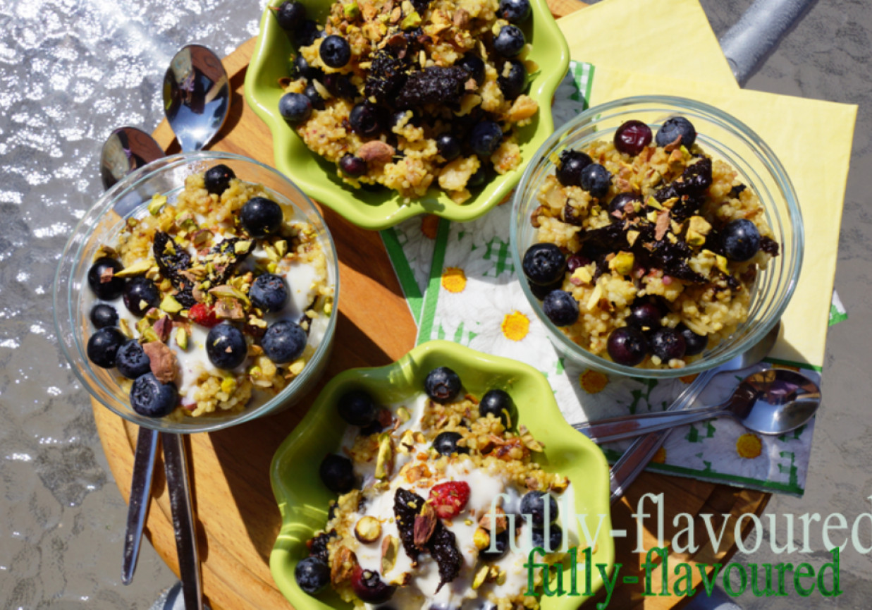Pucharek zdrowia z kaszą jaglaną, borówkami i suską sechlońską pod miodowym jogurtem i pistacjowo-migdałową kruszonką  foto