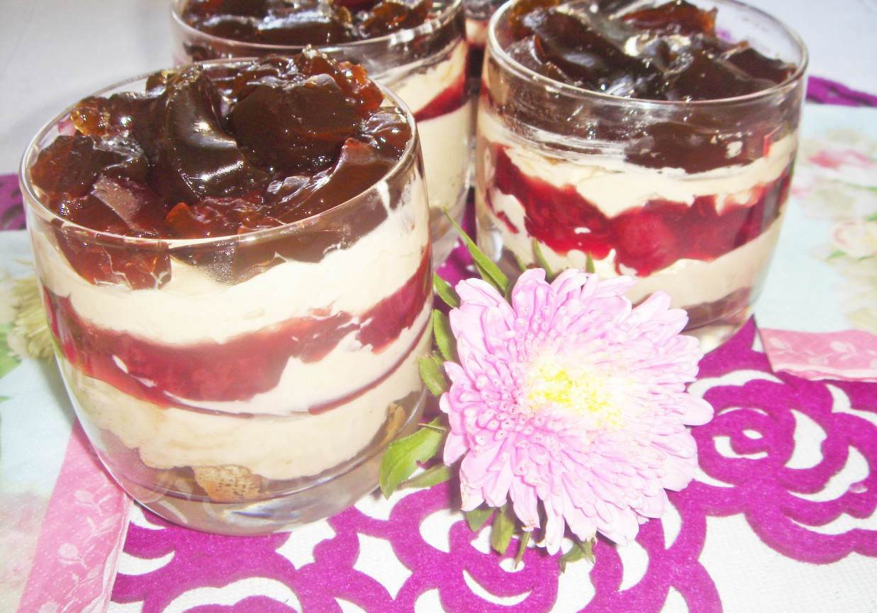 Pucharki Kawosza- kawowy krem mascarpone z frużeliną truskawkową i kawową galaretką foto