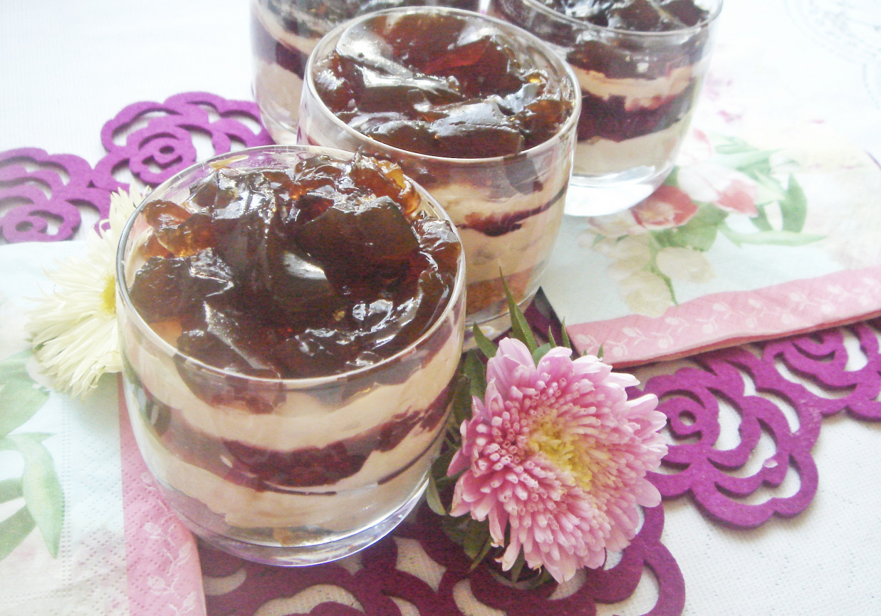 Pucharki Kawosza- kawowy krem mascarpone z frużeliną truskawkową i kawową galaretką foto