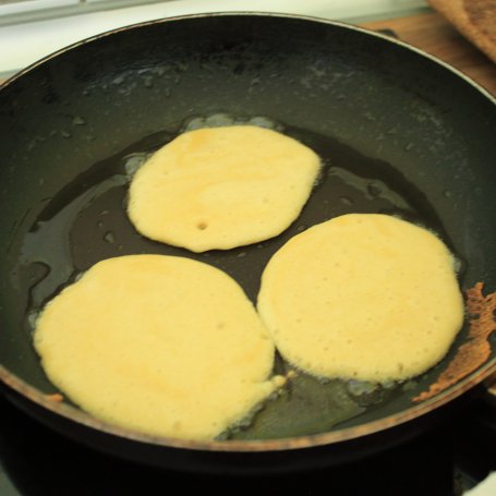 Krok 4 - Puchate placuszki z grillowanym ananasem foto