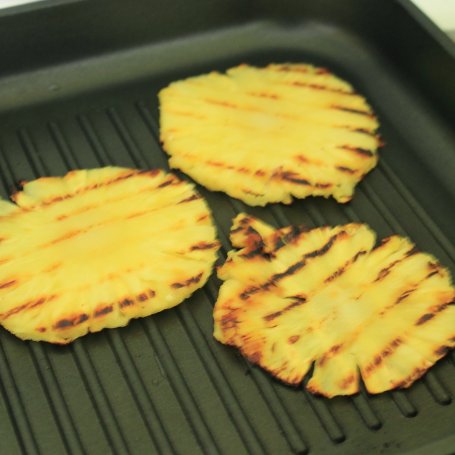 Krok 5 - Puchate placuszki z grillowanym ananasem foto