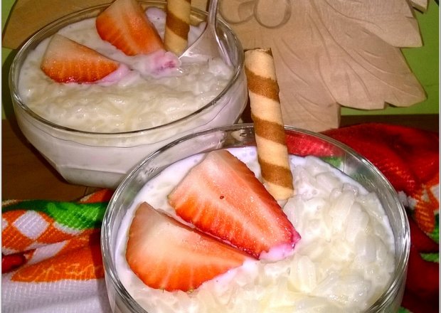 Fotografia przedstawiająca Pudding ryżowy z truskawkami