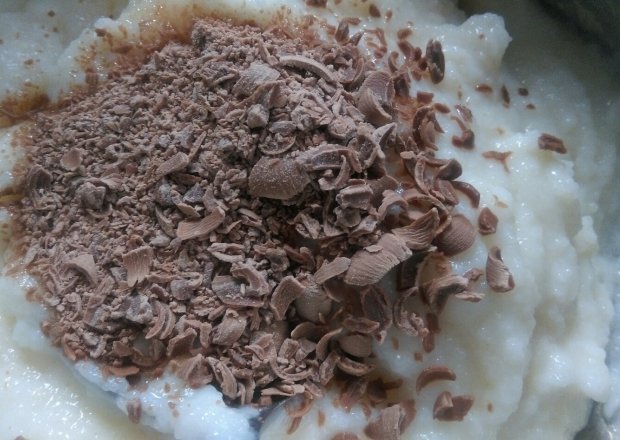Fotografia przedstawiająca Pudding straciatella z czekoladą i orzechami