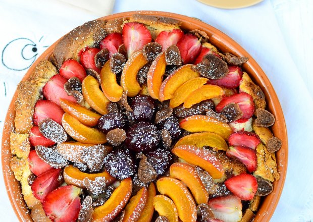 Fotografia przedstawiająca Pudding z chałki z płatkami i owocami
