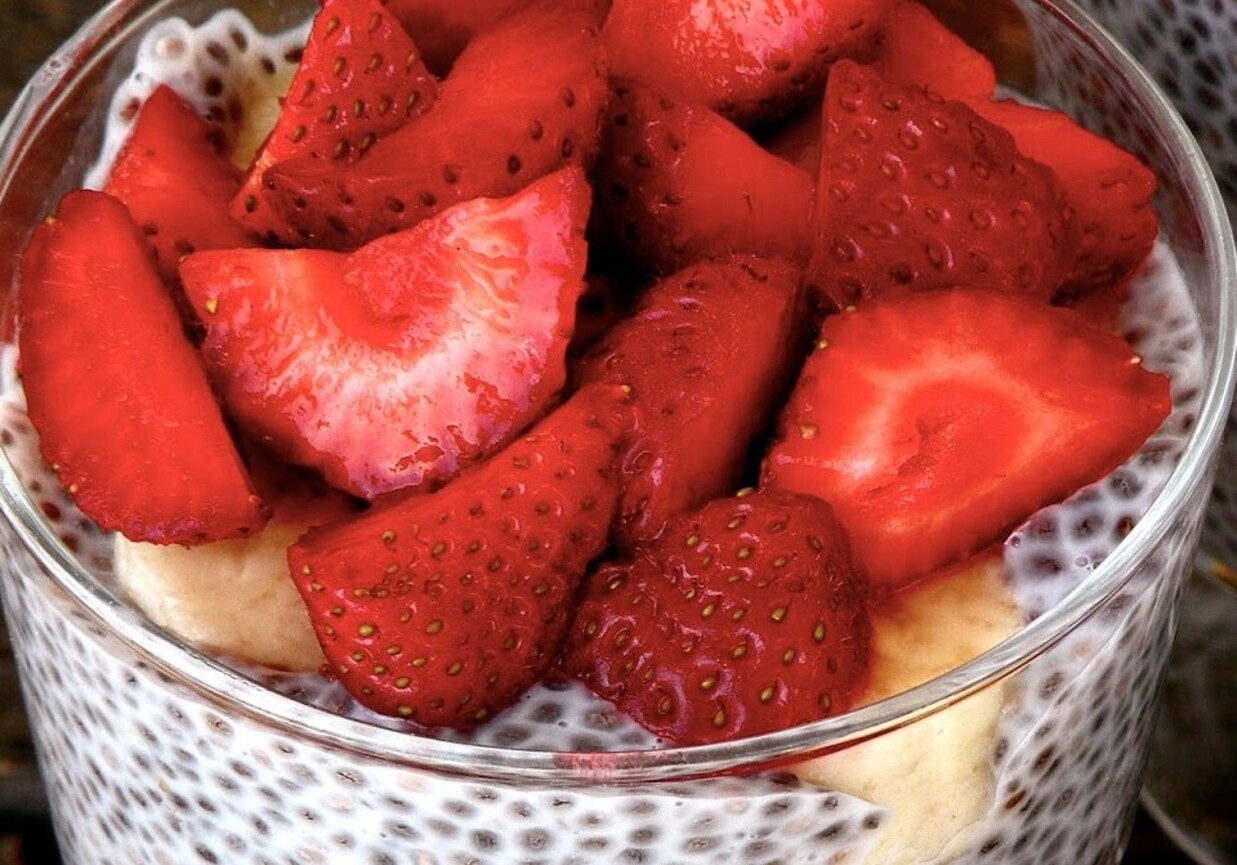 Pudding z nasionami chia, truskawkami i bananami DoradcaSmaku.pl