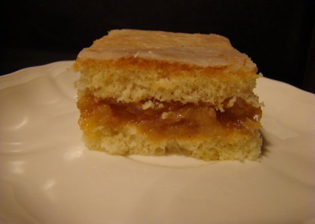 Fotografia przedstawiająca Pulchne ciasto z jabłkami