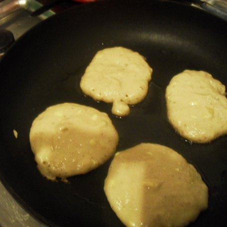 Krok 6 - Pulchne pancakes brzoskwiniowe-bananowe  foto