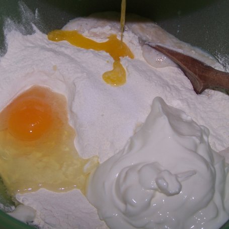 Krok 2 - Pulchniutkie pieczywo, czyli bułeczki na jogurcie greckim :) foto