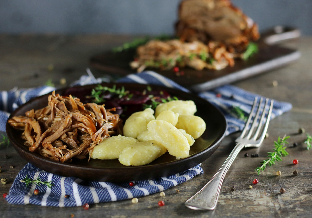 Pulled pork z pieczonym burakiem foto