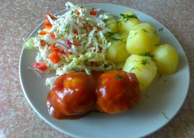 Fotografia przedstawiająca Pulpeciki gotowane w sosie pomidorowo-paprykowymi