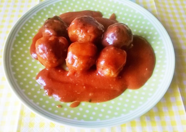 Fotografia przedstawiająca Pulpeciki mielone w sosie pomidorowym