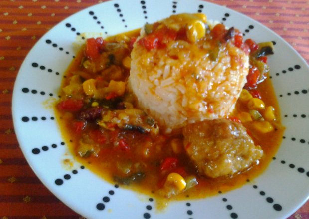Fotografia przedstawiająca Pulpeciki w sosie curry z warzywami