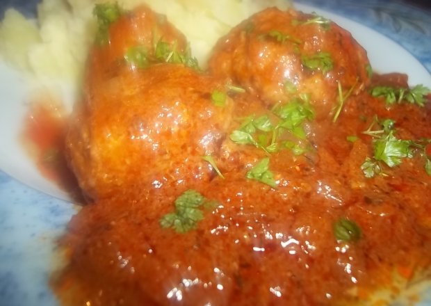 Fotografia przedstawiająca Pulpeciki w sosie pomidorowo-cebulowym