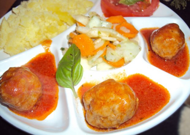 Fotografia przedstawiająca Pulpeciki w sosie pomidorowym