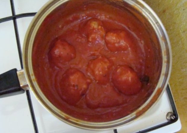 Fotografia przedstawiająca pulpeciki w sosie pomodorowym