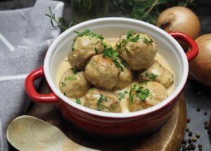 Jak zrobić pulpeciki z kurczaka w sosie śmietanowym? foto