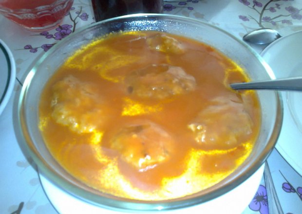 Fotografia przedstawiająca Pulpeciki z mięsa mielonego wieprzowego z dodatkiem sosu pomidorowego i szpinaku