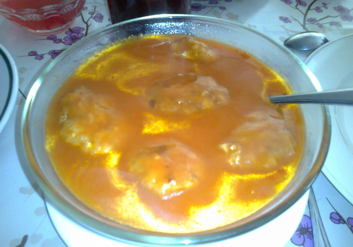 Pulpeciki z mięsa mielonego wieprzowego z dodatkiem sosu pomidorowego i szpinaku foto