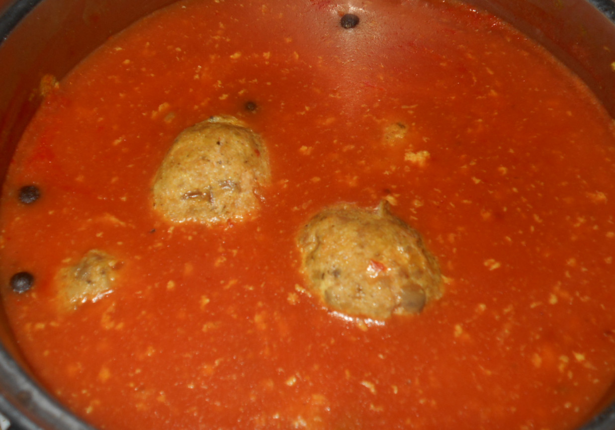 Pulpeciki z pieczarkami w sosie pomidorowym foto
