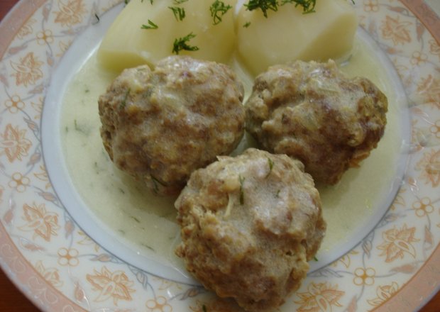 Fotografia przedstawiająca Pulpeciki z sosem