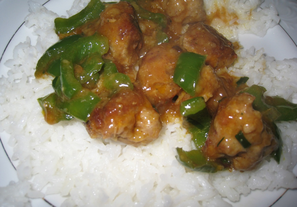 Pulpeciki z zieloną papryką na ryżu foto