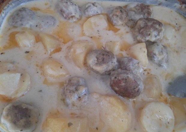 Fotografia przedstawiająca Pulpeciki z ziemniakami zapiekane w sosie serowym