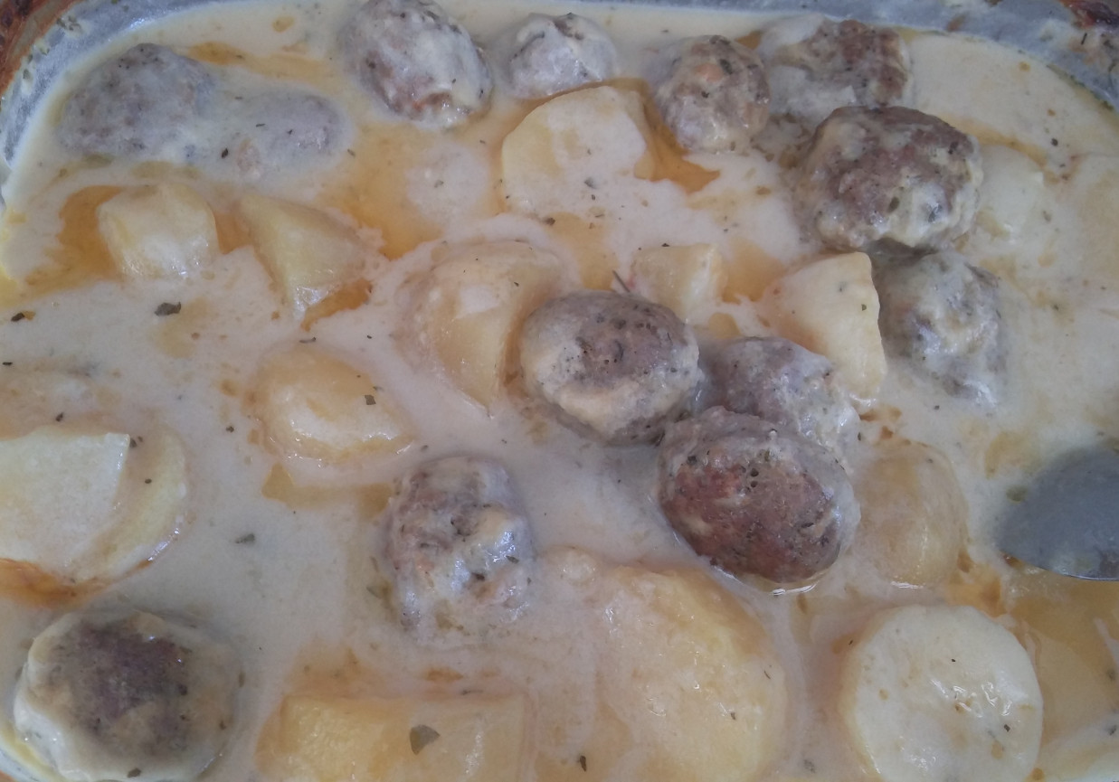 Pulpeciki z ziemniakami zapiekane w sosie serowym foto