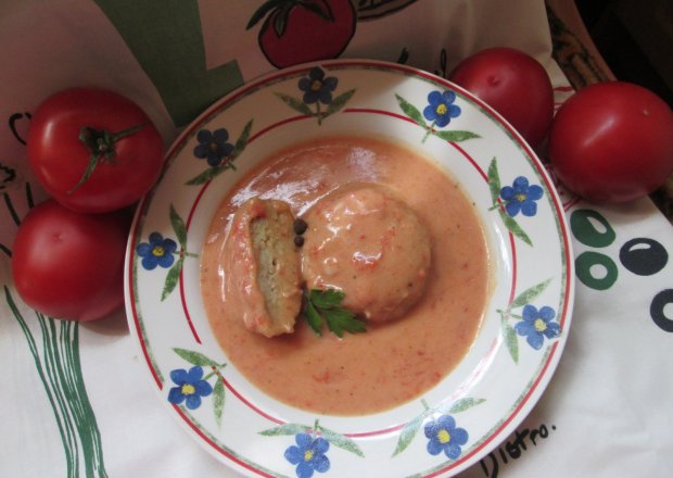 Fotografia przedstawiająca Pulpety dietetyczne w sosie pomidorowym