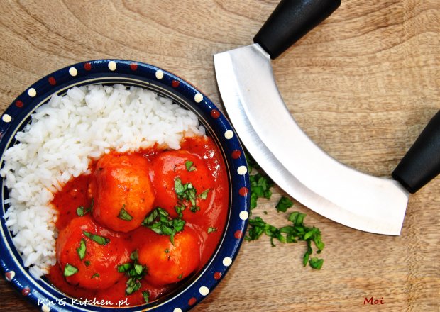 Fotografia przedstawiająca Pulpety kalafiorowe w sosie pomidorowym