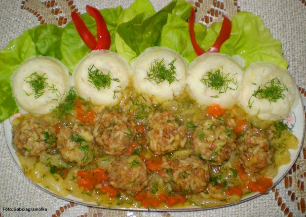Fotografia przedstawiająca Pulpety mięsno-ryżowe duszone z kalarepką i marchwią :