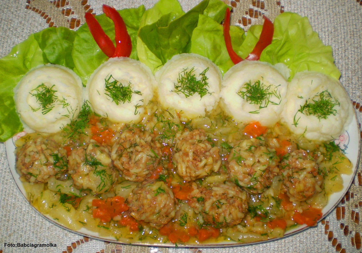Pulpety mięsno-ryżowe duszone z kalarepką i marchwią : foto
