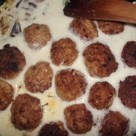 Krok 4 - Pulpety w sosie pieczarkowo-porowym z kaszą foto