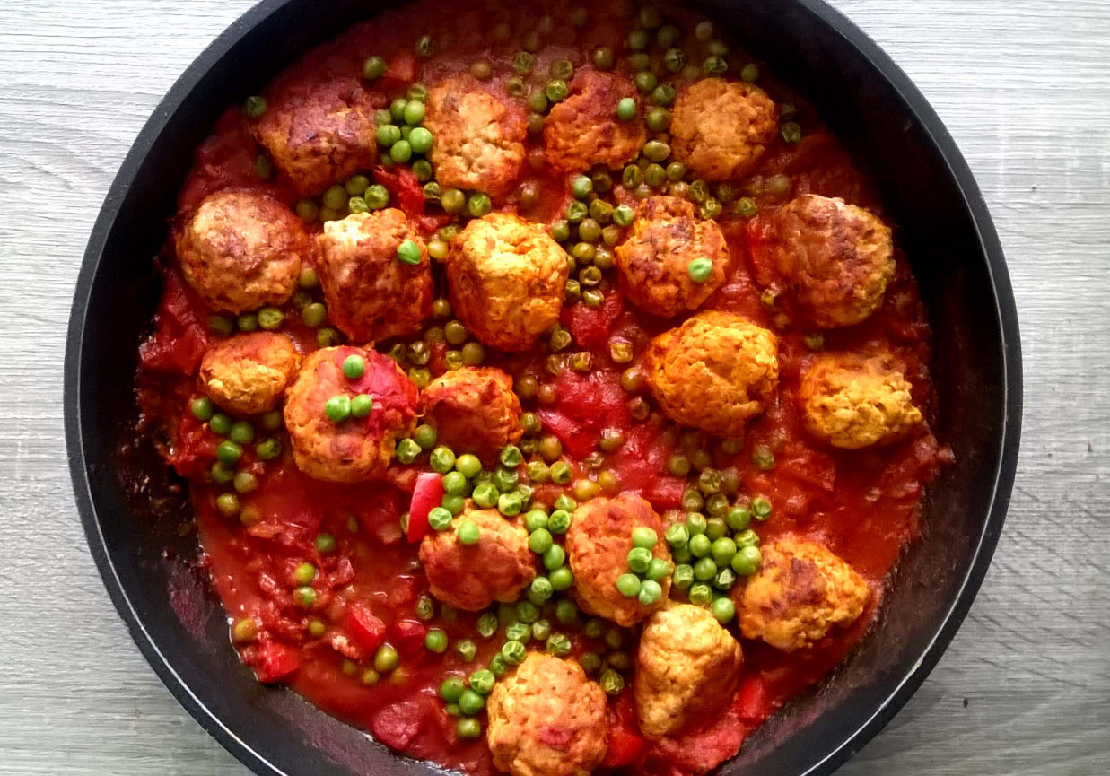 pulpety z indyka w orientalnym pomidorowym sosie z warzywami