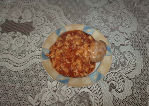 Fotografia przedstawiająca Pulpety z makaronem w sosie pomidorowym