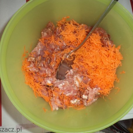Krok 1 - Pulpety z marchewką w sosie pomidorowym foto