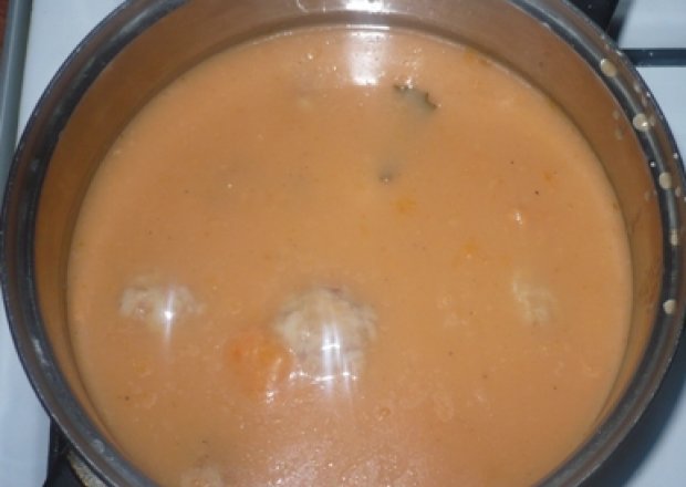 Fotografia przedstawiająca Pulpety z sosem pomidorowym