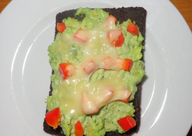 Fotografia przedstawiająca Pumpernikiel z guacamole pod serową pierzynką