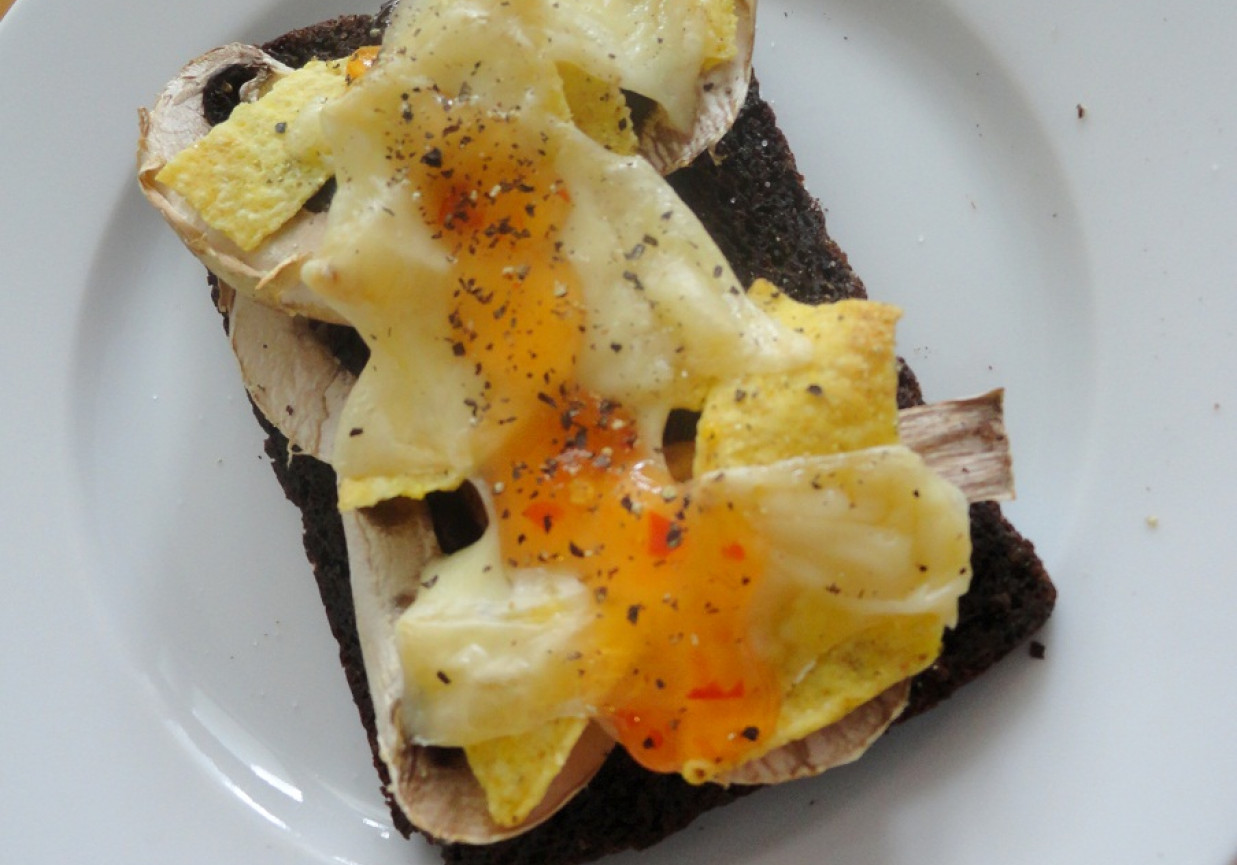 Pumpernikiel z nachos i sosem tajskim foto