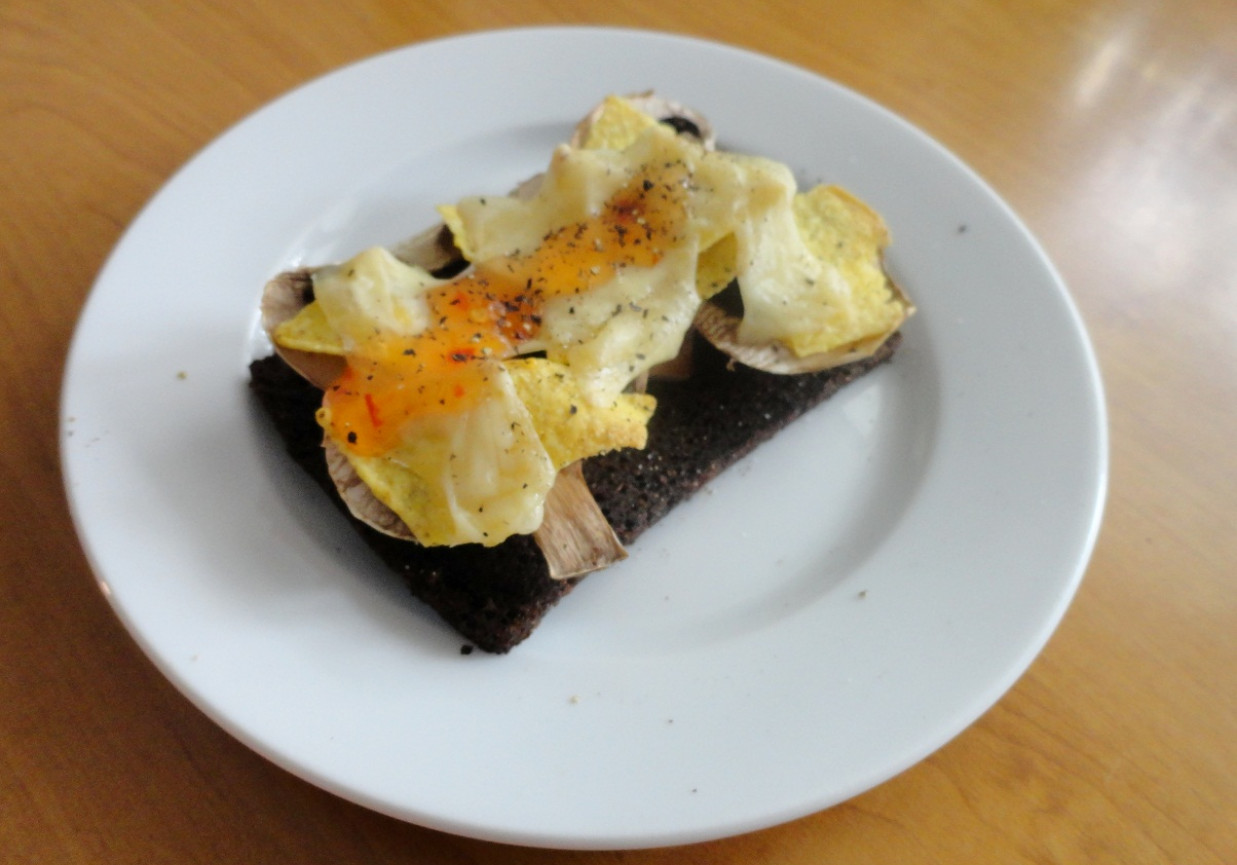 Pumpernikiel z nachos i sosem tajskim foto