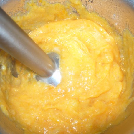Krok 2 - Puree  marchewkowo - ziemniaczane z jajkiem i jarmużem foto