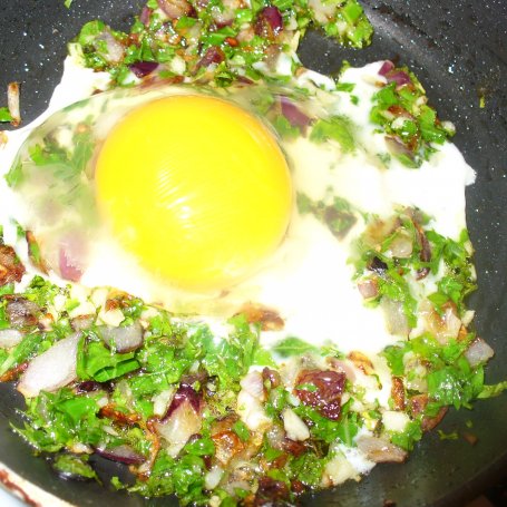 Krok 6 - Puree  marchewkowo - ziemniaczane z jajkiem i jarmużem foto