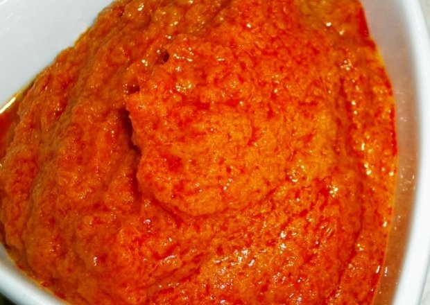 Fotografia przedstawiająca Puree marchewkowo-pomarańczowe z olejem chili