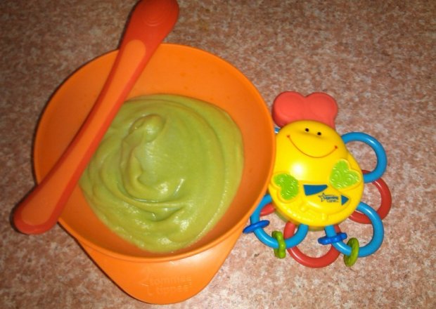Fotografia przedstawiająca Purée z brokuła i ziemniaka dla niemowlaka