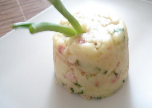 Fotografia przedstawiająca Puree ziemniaczane z boczkiem i zieloną cebulką- pikantne