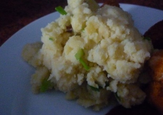 Fotografia przedstawiająca Puree ziemniaczane ze skwarkami i zieloną cebulką