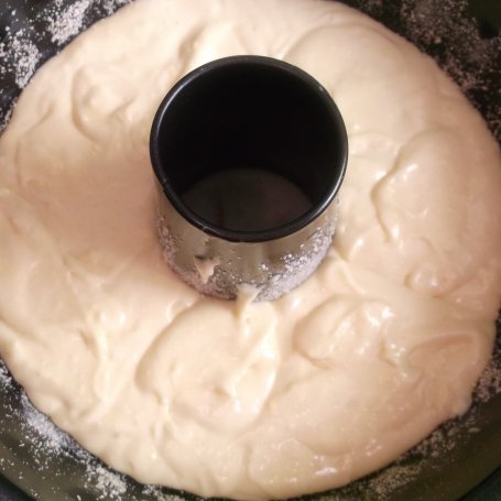 Krok 2 - Puszysta babka z serkiem waniliowym. foto
