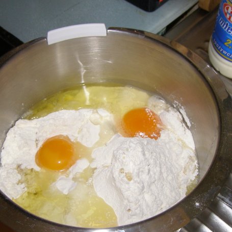 Krok 2 - puszysta drożdżówka z morelami i kruszonką... foto