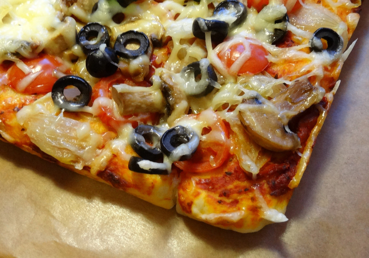 Puszysta Pizza z warzywami foto