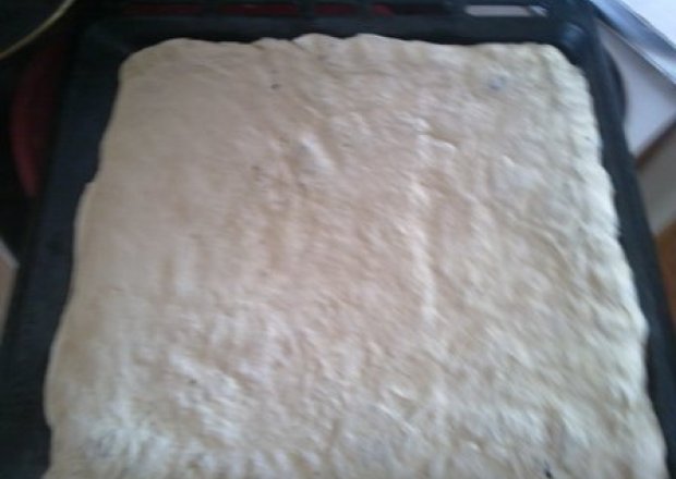 Fotografia przedstawiająca puszyste ciasto na pizze tak jak w pizza hut